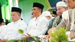 Gubernur Sulawesi Tengah Anwar Hafid menghadiri Haul ke-58 Sayyid Idrus bin Salim Al-Jufri atau Guru Tua di Kompleks Alkhairaat, Kota Palu, Rabu (1/4/2026).