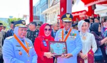 Penghargaan itu diserahkan langsung Gubernur Sulawesi Tengah Anwar Hafid kepada Direktur Utama Bank Sulteng Hj. Ramiyatie