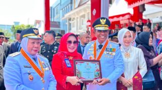 Penghargaan itu diserahkan langsung Gubernur Sulawesi Tengah Anwar Hafid kepada Direktur Utama Bank Sulteng Hj. Ramiyatie
