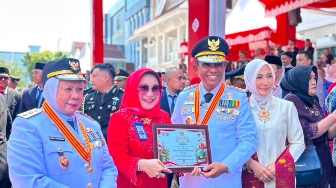 Penghargaan itu diserahkan langsung Gubernur Sulawesi Tengah Anwar Hafid kepada Direktur Utama Bank Sulteng Hj. Ramiyatie