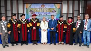 FOTO BERSAMA: Gubernur Sulteng Anwar Hafid, Rektor Untad, Guru Besar Untad pada Sidang ujian promosi gelas Doktor Sekdaprov Sulteng, Novalina.
