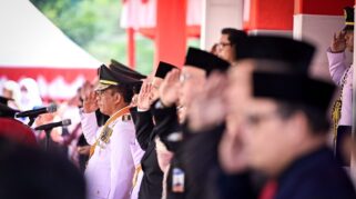 Gubernur Sulteng, Anwar Hafid dengan Khidmat memimpin perayaan HUT Ke-81 RI di Halaman Kantor Gubernur Sulteng.