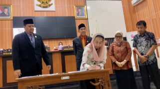 Penandatangan nota kesepakatan KUA-PPAS TA 2027 di ruang sidang utama DPRD Kota Palu, oleh Ketua DPRD, Rico A. Djanggola, Wakil Wali Kota, Imelda Liliana Muhidin