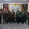 (Tengah),Kajari Palu, Dr. Lapatawe B. Hamka, S.H., M.H bersama Ketua PN Palu