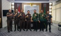 (Tengah),Kajari Palu, Dr. Lapatawe B. Hamka, S.H., M.H bersama Ketua PN Palu