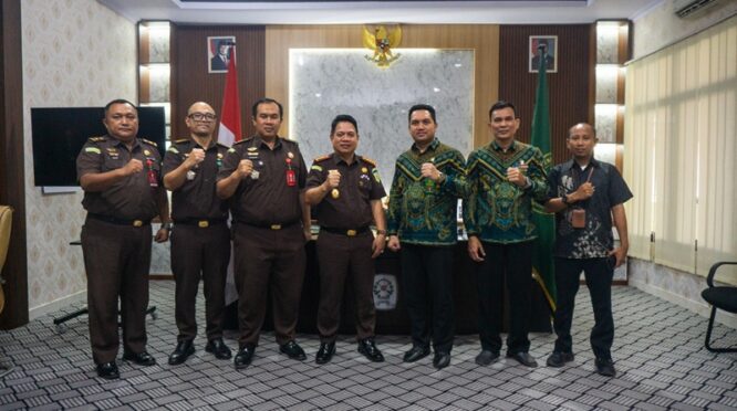 (Tengah),Kajari Palu, Dr. Lapatawe B. Hamka, S.H., M.H bersama Ketua PN Palu