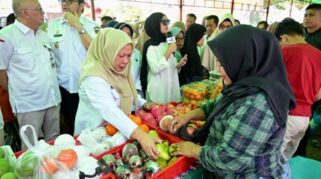 Wagub Sulteng, Reny A Lamadjido membuka kegiatan Gerakan Pangan Murah jelang Lebaran Idul Fitri