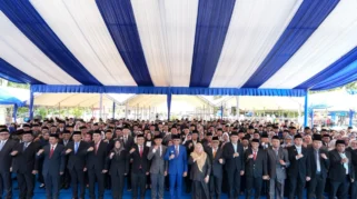 FOTO BERSAMA: Gubernur Sulawesi Tengah Anwar Hafid usai melantik 389 pejabat di lingkungan Pemerintah Provinsi Sulawesi Tengah. Kamis