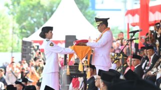 Gubernur Sulawesi Tengah Anwar Hafid bertindak sebagai Inspektur Upacara.