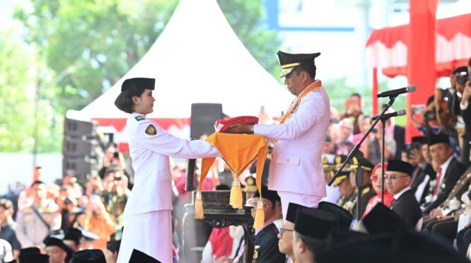 Gubernur Sulawesi Tengah Anwar Hafid bertindak sebagai Inspektur Upacara.