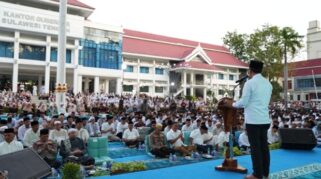 Gubernur Sulteng, Anwar Hafid berpidato dihadapan ribuan masyarakat yang mengikuti buka puasa bersama Sulteng Nambaso di sepanjang Jalan Samratulangi, Jumat (6/3/2026).