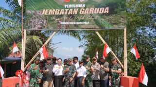 Danrem 132/Tadulako Brigjen TNI Suntara Wisnu Budi Hidayanta, S.H., M.Sc., Psc., meresmikan Jembatan Garuda Desa Bahagia, Kecamatan Palolo, Kabupaten Sigi, Jumat (21/8/2026).