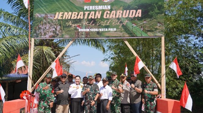 Danrem 132/Tadulako Brigjen TNI Suntara Wisnu Budi Hidayanta, S.H., M.Sc., Psc., meresmikan Jembatan Garuda Desa Bahagia, Kecamatan Palolo, Kabupaten Sigi, Jumat (21/8/2026).
