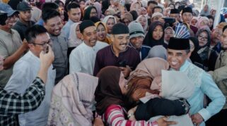 Ribuan Warga Wosu meluapkan kegembiraannya diacara Halal Bihalal bersama Gubernur Sulteng, Anwar Hafid.