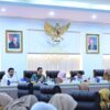 Wakil Gubernur Sulteng, dr. Reny A Lamadjido saat memimpin rapat Forum Komunikasi dan Kemitraan Pemangku Kepentingan Jaminan Kesehatan Nasional (JKN) Provinsi Sulawesi Tengah yang berlangsung di Ruang Rapat Polibu Kantor Gubernur Sulteng, Senin (21/9/2026)