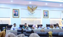 Wakil Gubernur Sulteng, dr. Reny A Lamadjido saat memimpin rapat Forum Komunikasi dan Kemitraan Pemangku Kepentingan Jaminan Kesehatan Nasional (JKN) Provinsi Sulawesi Tengah yang berlangsung di Ruang Rapat Polibu Kantor Gubernur Sulteng, Senin (21/9/2026)
