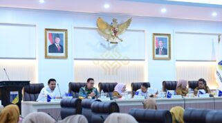 Wakil Gubernur Sulteng, dr. Reny A Lamadjido saat memimpin rapat Forum Komunikasi dan Kemitraan Pemangku Kepentingan Jaminan Kesehatan Nasional (JKN) Provinsi Sulawesi Tengah yang berlangsung di Ruang Rapat Polibu Kantor Gubernur Sulteng, Senin (21/9/2026)