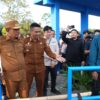 Gubernur Sulteng, Anwar Hafid didampingi Kadis Cikasda Sulteng, Andi Rully Djanggola saat meresmikan pembangunan groundsill (ground seal) Cek Dam Sungai Karaupa.