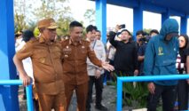 Gubernur Sulteng, Anwar Hafid didampingi Kadis Cikasda Sulteng, Andi Rully Djanggola saat meresmikan pembangunan groundsill (ground seal) Cek Dam Sungai Karaupa.