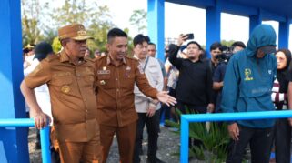 Gubernur Sulteng, Anwar Hafid didampingi Kadis Cikasda Sulteng, Andi Rully Djanggola saat meresmikan pembangunan groundsill (ground seal) Cek Dam Sungai Karaupa.
