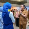 Gubernur Sulteng, Anwar Hafid didampingi Wakil Gubernur Sulteng, Reny A Lamadjido menyambut kedatangan Kabid BMU Dekranas, Sri Suparni Bahlil.