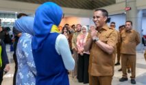 Gubernur Sulteng, Anwar Hafid didampingi Wakil Gubernur Sulteng, Reny A Lamadjido menyambut kedatangan Kabid BMU Dekranas, Sri Suparni Bahlil.