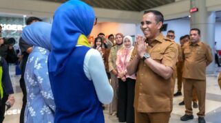 Gubernur Sulteng, Anwar Hafid didampingi Wakil Gubernur Sulteng, Reny A Lamadjido menyambut kedatangan Kabid BMU Dekranas, Sri Suparni Bahlil.