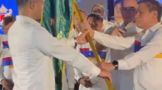 Penyerahan Pataka oleh Ketum Kadin Indonesia Anindya Bakrie kepada Ketum KADIN Sulteng, Gufran Ahmad