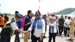 Gubernur Sulteng, Dr. H. Anwar Hafid, M.Si., didampingi Ketua TP-PKK Provinsi Sulawesi Tengah, Sry Nirwanti Bahasoan saat tiba di Kabupaten Tolitoli.