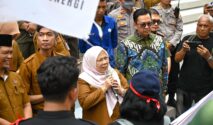 Kehadiran Wakil Gubernur Sulteng, dr. Reny A Lamadjido ditengah-tengah masa unjuk rasa mendapat apresiasi positif