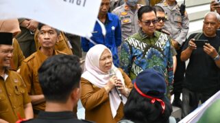 Kehadiran Wakil Gubernur Sulteng, dr. Reny A Lamadjido ditengah-tengah masa unjuk rasa mendapat apresiasi positif