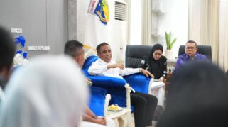 Gubernur Sulteng, Anwar Hafid saat menerima audiensi rombongan PPK Nakes.