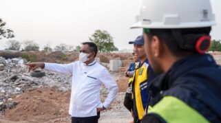 Gubernur, Anwar Hafid didampingi Kadis Cikasda Sulteng, Andi Rully Djanggola mengunjungi lokasi pembanguna venue untuk perhelatan FORNAS IX Tahun 2027 di Kawasan Hutan Palu