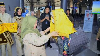 dr. Reny A. Lamadjido, Sp.PK., M.Kes., menyambut Rombongan Komisi IX DPR RI di Bandara Internasional Mutiara SIS Al-Jufri Palu, Jumat(09/10/26) pagi.