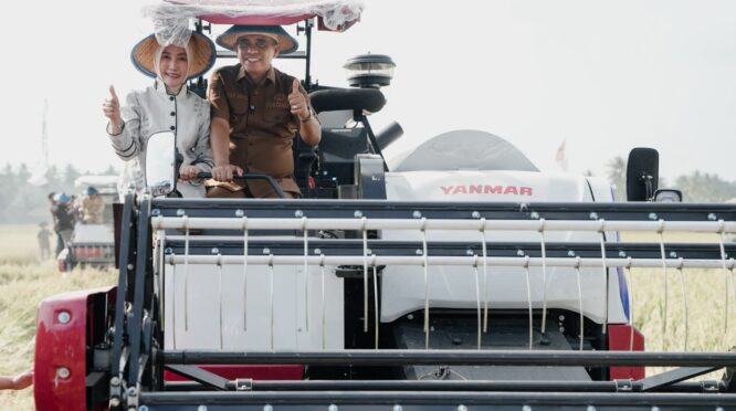 Gubernur Sulteng, Anwar Hafid didampingi Ketua TP-PKK Sulawesi Tengah Sry Nirwanti Bahasoan