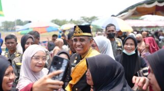 Gubernur, Anwar Hafid saat melayani warga photo selfie.