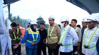 Gubernur Sulteng, Anwar Hafid meninjau pembangunan Jembatan Wombo Kalonggo di Kecamatan Tanantovea, Kabupaten Donggala.