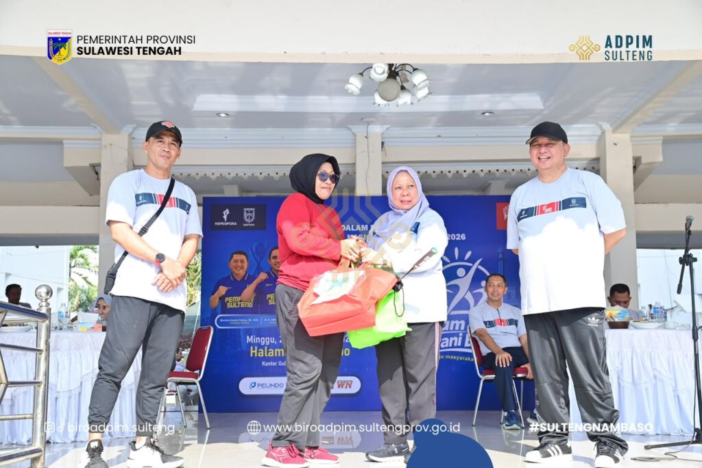 Wakil Gubernur Sulteng, Reny A Lamadjido serahkan bingkisan pada peringatan Haornas ke-43 Tahun 2026