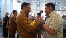 Gubernur Anwar Hafid menyambut kedatangan Kapolda Sulteng, Irjen Pol. Rizal Irawan, di Bandara Mutiara SIS Al-Jufri Palu, Selasa (13/10/2026).