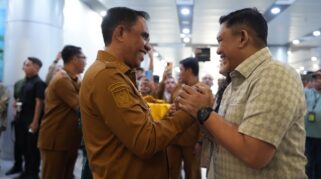 Gubernur Anwar Hafid menyambut kedatangan Kapolda Sulteng, Irjen Pol. Rizal Irawan, di Bandara Mutiara SIS Al-Jufri Palu, Selasa (13/10/2026).