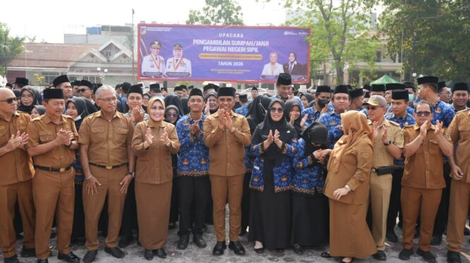 pelantikan 422 Pegawai Negeri Sipil (PNS) Pemprov Sulawesi Tengah di Halaman Pogombo, Kantor Gubernur Sulteng, Selasa (13/10/2026)